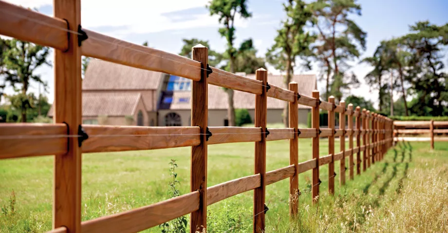 découvrez nos clôtures sécurisées spécialement conçues pour assurer la protection et le confort de vos chevaux, alliant robustesse et sécurité optimale.