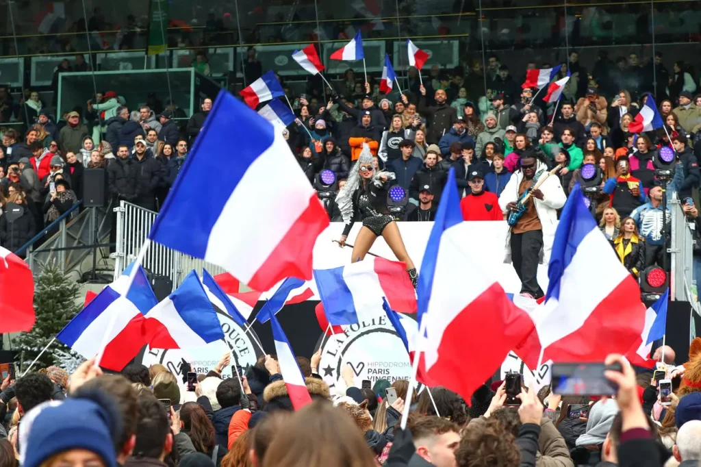 découvrez l'ambiance unique de la folie douce à l'hippodrome de vincennes, un lieu où passion du trot et convivialité se rencontrent pour des moments inoubliables.