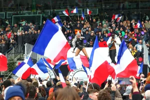 découvrez l'ambiance unique de la folie douce à l'hippodrome de vincennes, un lieu où passion du trot et convivialité se rencontrent pour des moments inoubliables.