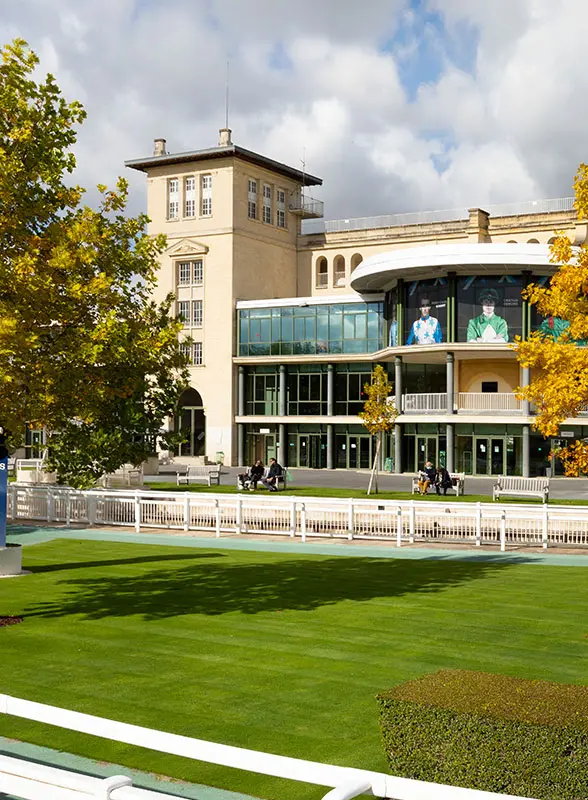 découvrez l'hippodrome de chantilly, un lieu emblématique pour les passionnés de courses hippiques, alliant tradition, élégance et événements prestigieux dans un cadre naturel exceptionnel.