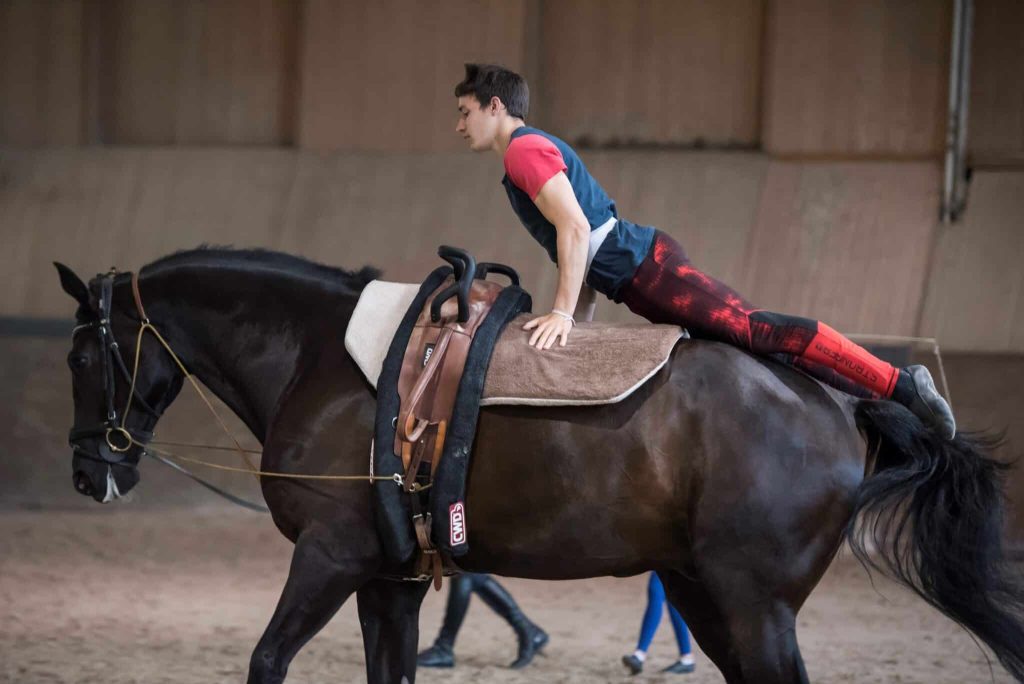 découvrez les techniques essentielles et conseils pratiques pour débuter en voltige en toute sécurité et progresser rapidement.